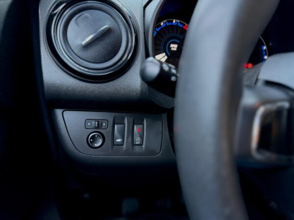 RENAULT KWID 1.0 12V SCE FLEX INTENSE MANUAL - Image 9